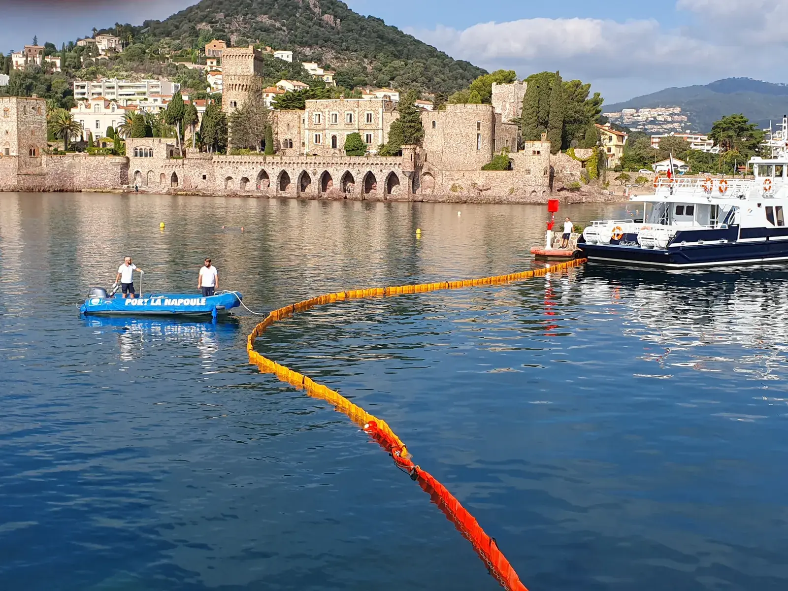 Barrage anti-pollution déployé dans un port