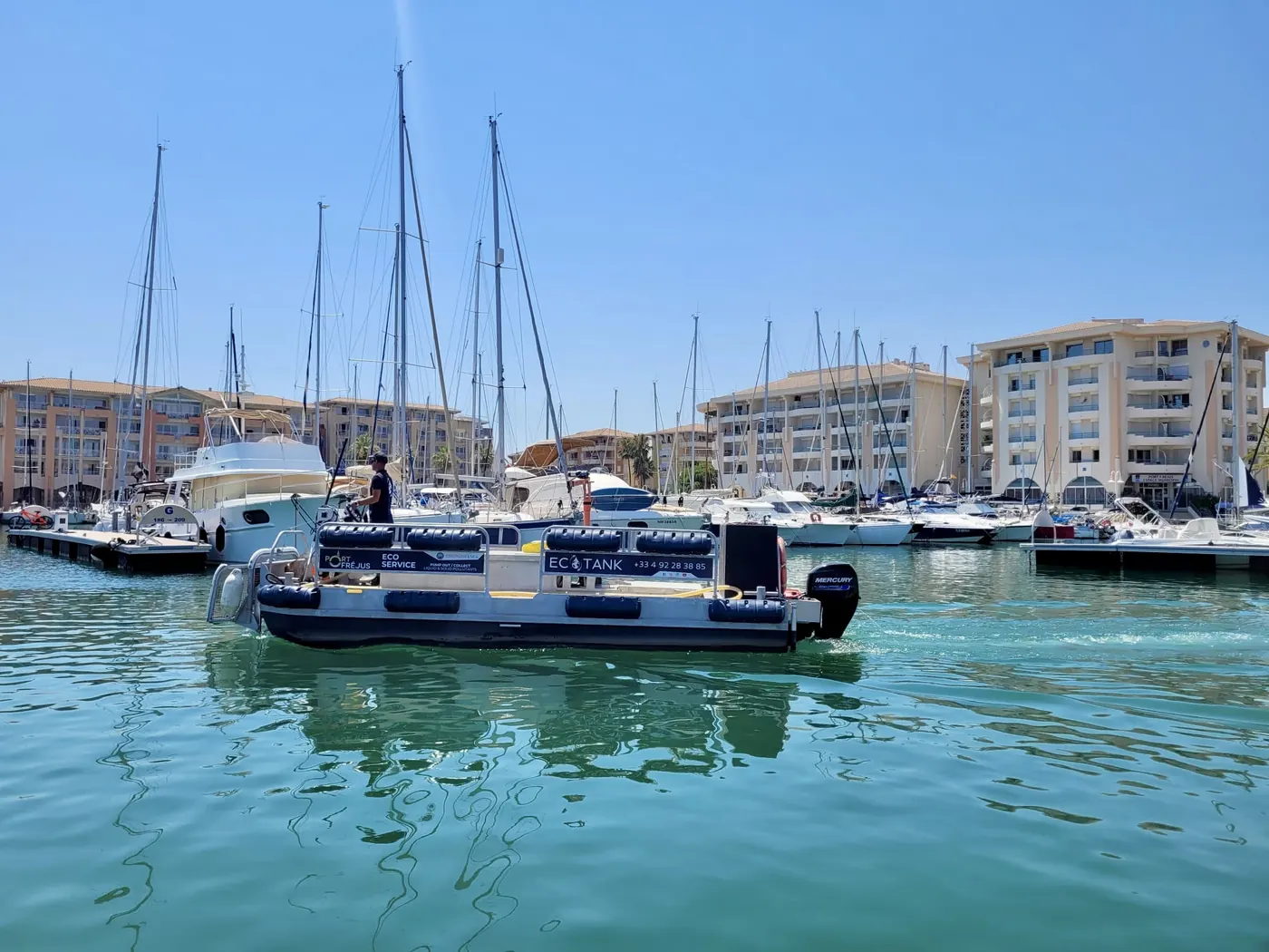 Écobarge ECOTANK à flot dans un port de plaisance