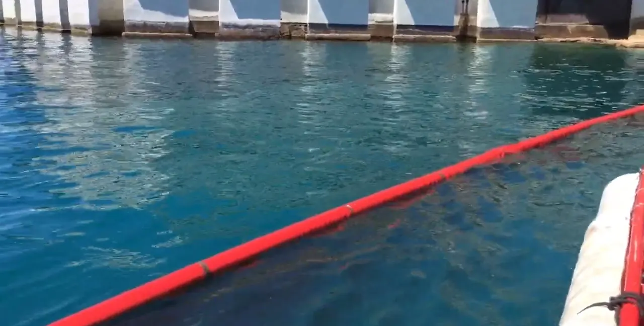 Barrage de confinement rouge déployé sur un plan d’eau