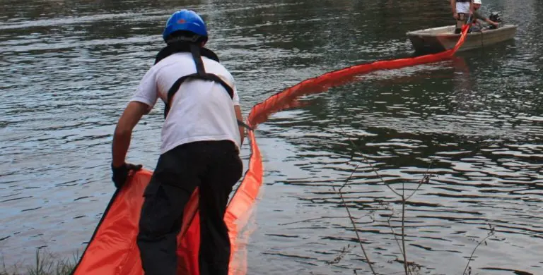 Agent de dos déployant un barrage flottant