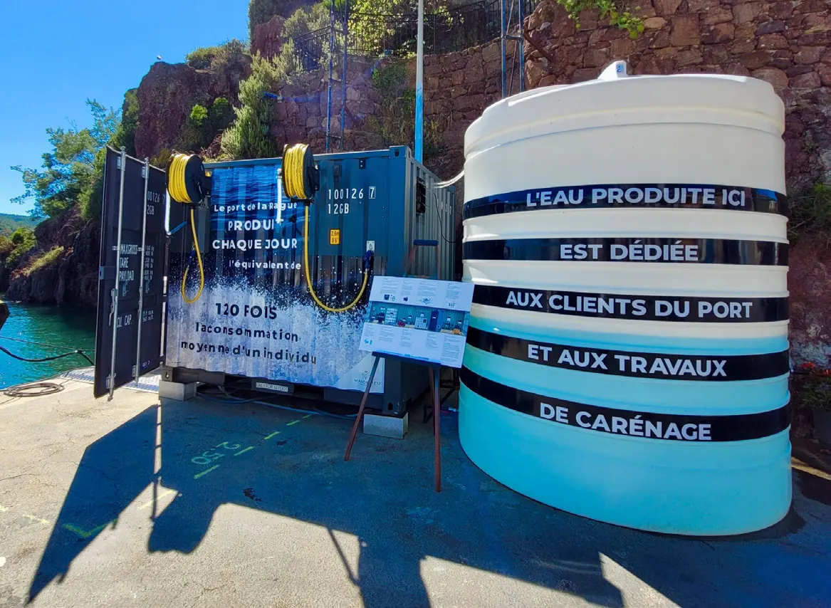 Écostation fixe MONAWA et sa cuve sur un quai