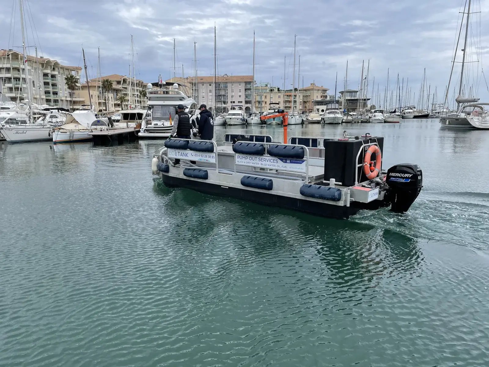 Écobarge au mouillage