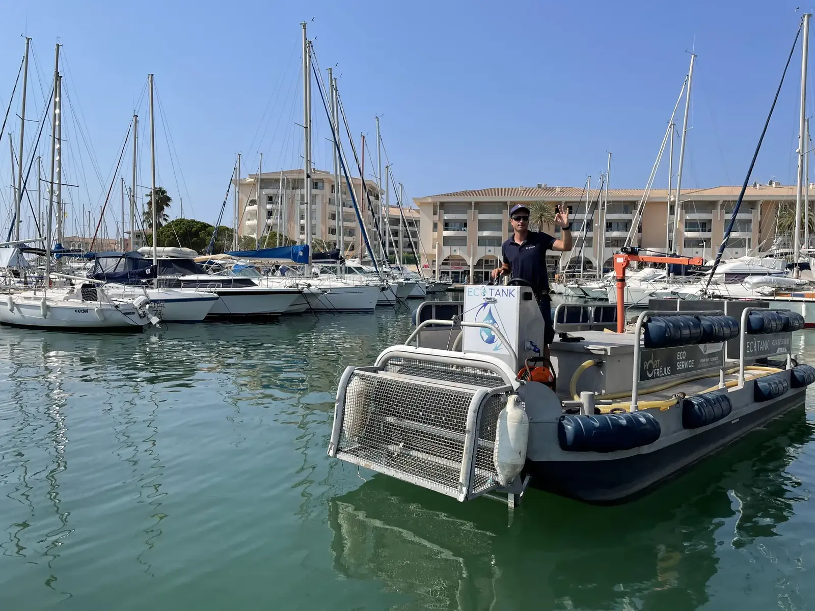 Écobarge EcoService et son technicien dans un port de plaisance (photo provisoire)